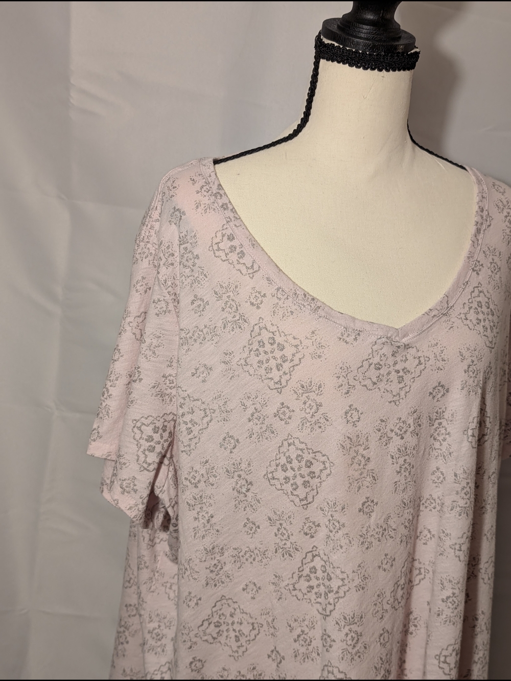 Sonoma Goods For Life Pink V-neck Tee with Silver medallion Print Size 2X - Picture 7 of 16